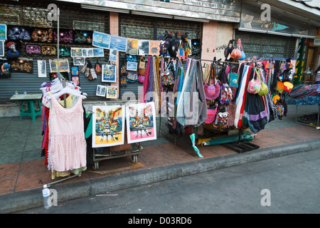 Strada tipica vendita in Khaosan Road a Bangkok, in Thailandia Foto Stock