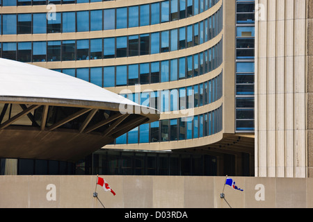 City Hall in downtown visto da Nathan Phillips Square, Toronto, Ontario, Canada. Foto Stock