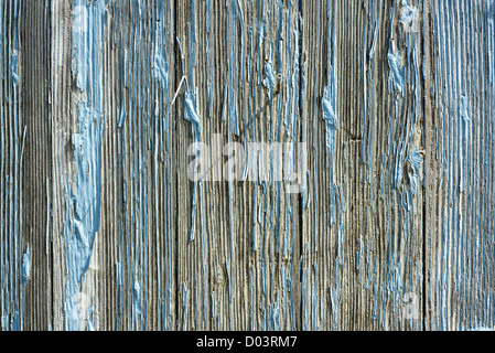 Dettaglio della pelatura di vernice sulla costruzione di legno. Foto Stock