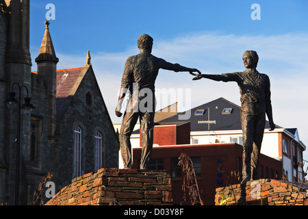 Il 'mani attraverso la divide " scultura di Maurice Harron in Carlisle Street, Londonderry, County Londonderry, Irlanda del Nord Foto Stock