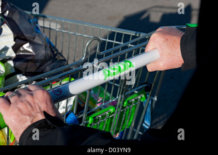 Primo piano di MAN Person shopper che spinge il carrello per lo shopping del supermercato ASDA fuori dal superstore Inghilterra Regno Unito Regno Unito Gran Bretagna Foto Stock