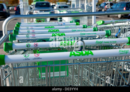 Primo piano di fila di carrelli per lo shopping ASDA supermercato Carrelli fuori negozio Inghilterra UK Regno Unito GB Great La Gran Bretagna Foto Stock