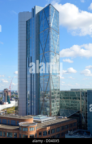 Attraversate i rinforzi sulla moderna Broadgate Tower, pietra miliare grattacielo, edificio in un paesaggio urbano a Shoreditch, nella City of London England UK Foto Stock