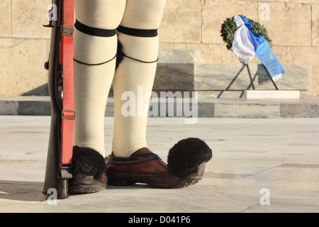 Le scarpe sarouhi, parte della tradizionale uniforme indossata dal greco guardie all'edificio del parlamento a Atene, Grecia Foto Stock