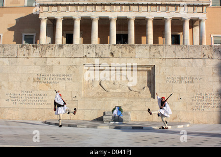 Evzone della guardia di fronte al palazzo del parlamento a Atene, Grecia Foto Stock