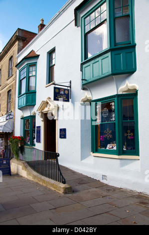 Il Buddha Maitreya anima la terapia centro di meditazione in High Street Glastonbury Foto Stock