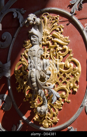 Respingente porta sulla porta della chiesa di San Nicola Foto Stock