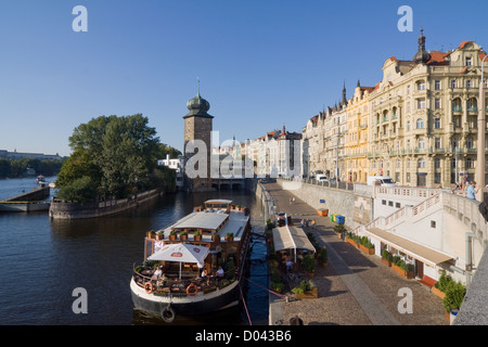 Strada sul fiume Moldava (Moldava) Foto Stock