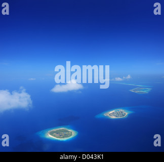Vista aerea delle isole delle Maldive in Oceano Indiano, girato con una inclinazione e spostamento lente Foto Stock