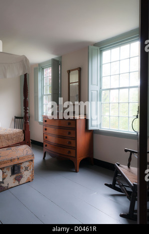 Letto a baldacchino e cassettiera in camera da letto al Nathanel Greene Homestead. Considerata una pietra miliare storica nazionale nel 1972 Foto Stock