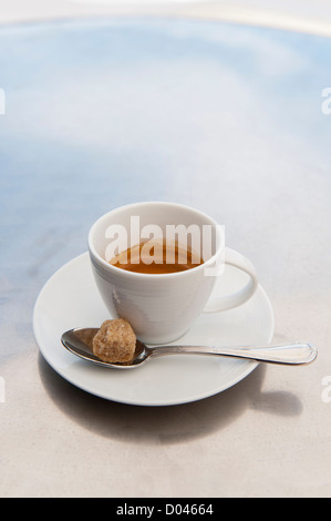 Tazza di caffè espresso con lo zucchero di canna grumo Foto Stock