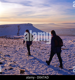 La gente che camminava sulla cima di mais Du vertice nel Parco Nazionale di Brecon Beacons in inverno la neve, Powys Galles Gran Bretagna KATHY DEWITT Foto Stock