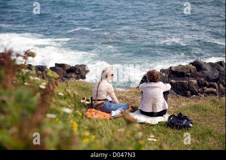 Due femmina villeggiante godendo di un riposo sulla costa sud ovest percorso, England Regno Unito Foto Stock