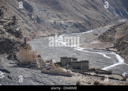 Un stile tibetano agriturismo siede su terra alta con il tarap chu fiume in background nel dolpo regione del Nepal Foto Stock