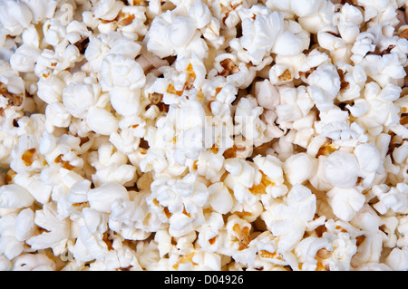 Primo piano di olio popped popcorn (messa a fuoco al centro) Foto Stock