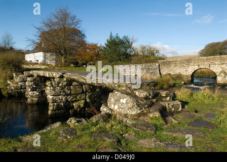 Postbridge Dartmoor Devon UK. Il battaglio Bridge e moderna autovettura bridge. HOMER SYKES Foto Stock