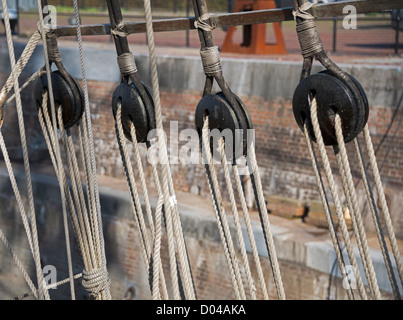 Puleggia di legno con fune su una nave Foto Stock