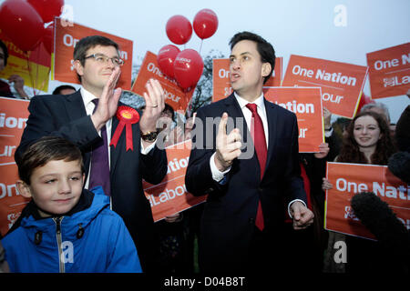 Corby, Northamptonshire, Regno Unito. Il 16 novembre 2012. Lavoro di ultimo MP Andy Sawford con leader laburista Ed Miliband Corby By-Election,Corby, Northamptonshire. Credito: Tim Scrivener / Alamy Live News Foto Stock