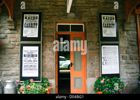 Vecchia ferrovia posters Tintern vecchia stazione Monmouthshire Wales UK Foto Stock