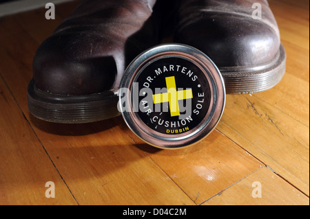 Coppia di pelle marrone Dr Martens stivali con dubbin shoe polish può Foto Stock