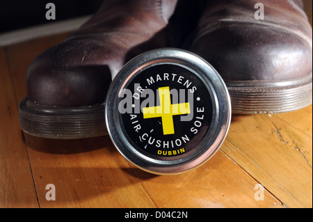 Coppia di pelle marrone Dr Martens stivali con dubbin shoe polish può Foto Stock