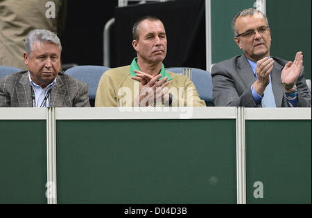 Praga, Repubblica Ceca. Il 16 novembre 2012. Sport manager Miroslav Cernosek (da sinistra a destra), l'ex giocatore di tennis Ivan Lendl e il ceco il Ministro delle finanze Miroslav Kalousek sono visti durante la Repubblica ceca vs. Spagna Coppa Davis finale corrisponde il Venerdì, 16 novembre 2012 a Praga. (CTK foto/Katerina Sulova) Credito: CTK / Alamy Live News Foto Stock