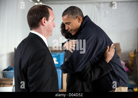 Il Presidente Usa Barack Obama incontra privatamente con Damien e Glenda Moore, vittima di un uragano Sandy a FEMA Disaster Recovery Center tenda Novembre 15, 2012 a Staten Island, New York. Il Moore's due bambini piccoli, Brandon e Connor, morì dopo essere stato spazzato via durante l uragano di sabbia. Foto Stock