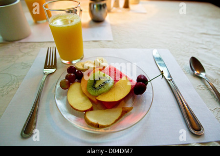 Frutta fresca prima colazione, colazione continentale con succo di arancia Foto Stock