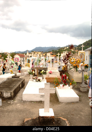 Le famiglie in visita a un cimitero di Puerto Vallarta durante il giorno dei morti (El dia de los Muertos) - 2 Novembre 2012 Foto Stock