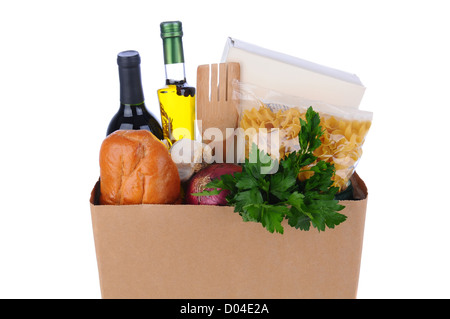 Primo piano di una borsa marrone piena di negozi di generi alimentari su uno sfondo bianco. Formato orizzontale. Foto Stock