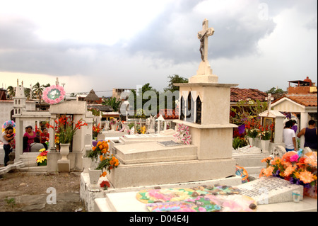 Le famiglie in visita a un cimitero di Puerto Vallarta durante il giorno dei morti (El dia de los Muertos) - 2 Novembre 2012 Foto Stock