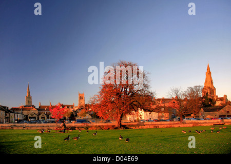 Autunno vista su Stamford Meadows con 3 chiese, Stamford Town, Lincolnshire County, England, Regno Unito Foto Stock