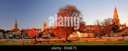 Autunno vista su Stamford Meadows con 3 chiese, Stamford Town, Lincolnshire County, England, Regno Unito Foto Stock