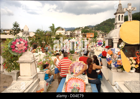 Le famiglie in visita a un cimitero di Puerto Vallarta durante il giorno dei morti (El dia de los Muertos) - 2 Novembre 2012 Foto Stock