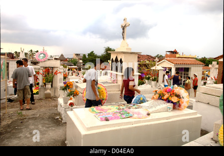 Le famiglie in visita a un cimitero di Puerto Vallarta durante il giorno dei morti (El dia de los Muertos) - 2 Novembre 2012 Foto Stock