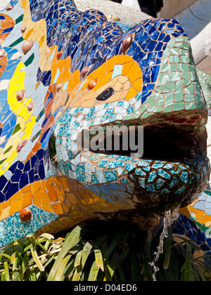 Dettaglio della testa del mosaico di salamandra conosciuta come el drac o il drago di Antoni Gaudi presso il Parc Guell Barcellona Catalonia Spagna Foto Stock