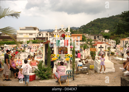 Famiglie seduti in un cimitero in Puerto Vallarta durante il giorno dei morti (El dia de los Muertos) - 2 Novembre 2012 Foto Stock