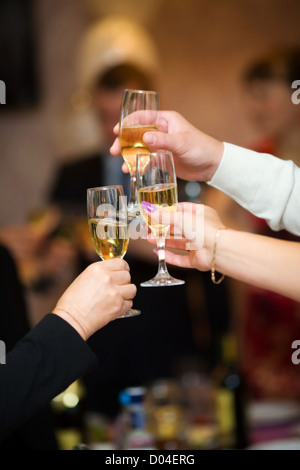 Evento di festa la gente acclamava ogni altra con champagne e vino Foto Stock