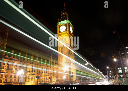 Notte, esposizione lenta la fotografia del Palazzo di Westminster e il Big Ben. Immagine presenta striature chiare da autobus in movimento Foto Stock