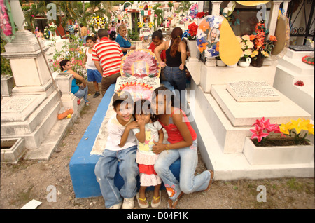 I fratelli seduti in un cimitero in Puerto Vallarta durante il giorno dei morti (El dia de los Muertos) - 2 Novembre 2012 Foto Stock