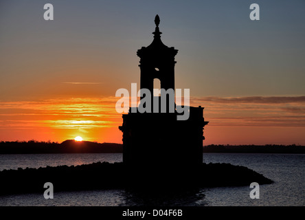 Sunset over Normanton chiesa riflessa in Rutland serbatoio acqua, Rutland County, England, Regno Unito Foto Stock