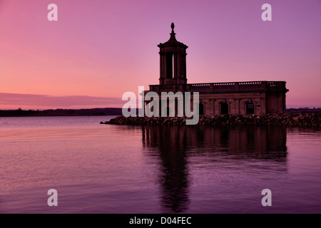 Sunset over Normanton chiesa riflessa in Rutland serbatoio acqua, Rutland County, England, Regno Unito Foto Stock