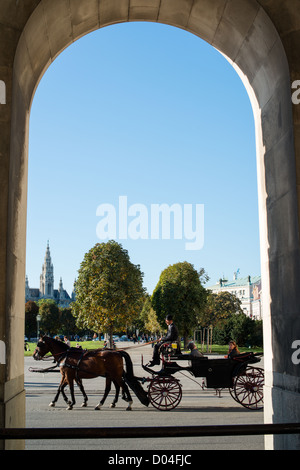 Cavalli tradizionale e carrello (chiamato anche Fiaker) passando il famoso Hofburg il 3 ottobre 2012 a Vienna, Austria. Foto Stock