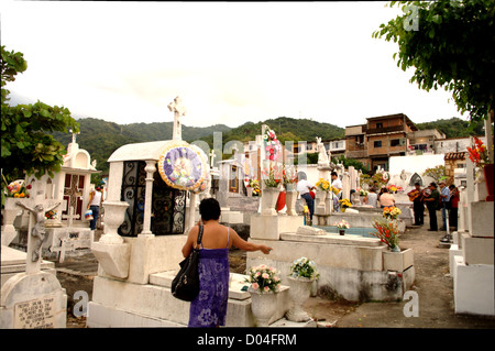 Un cimitero di Puerto Vallarta durante il giorno dei morti (El dia de los Muertos) - 2 Novembre 2012 Foto Stock