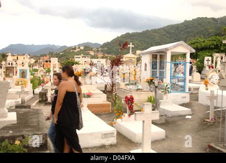 Un cimitero di Puerto Vallarta durante il giorno dei morti (El dia de los Muertos) - 2 Novembre 2012 Foto Stock