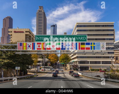 International Boulevard, vicino Centennial Olympic Park, è stato rinominato Andrew giovani International Boulevard, in onore del suo coinvolgere Foto Stock