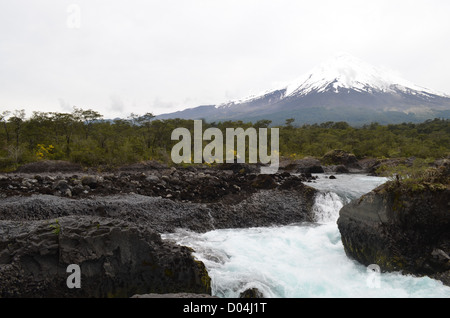 Il 'turqoise' acque del Saltos de Petrohue, vicino a Puerto Varas / Puerto Montt, Patagonia cilena Foto Stock