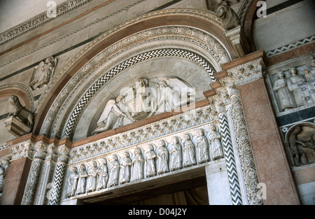 WEST EACADE DELLA CATTEDRALE DI SAN MARTINO A LUCCA TOSCANA ITALIA Foto Stock