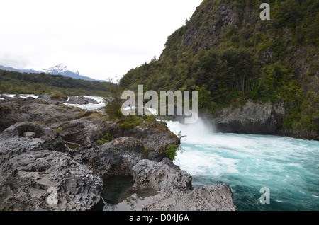 Il 'turqoise' acque del Saltos de Petrohue, vicino a Puerto Varas / Puerto Montt, Patagonia cilena Foto Stock