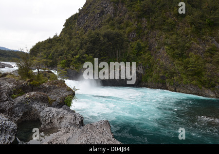 Il 'turqoise' acque del Saltos de Petrohue, vicino a Puerto Varas / Puerto Montt, Patagonia cilena Foto Stock